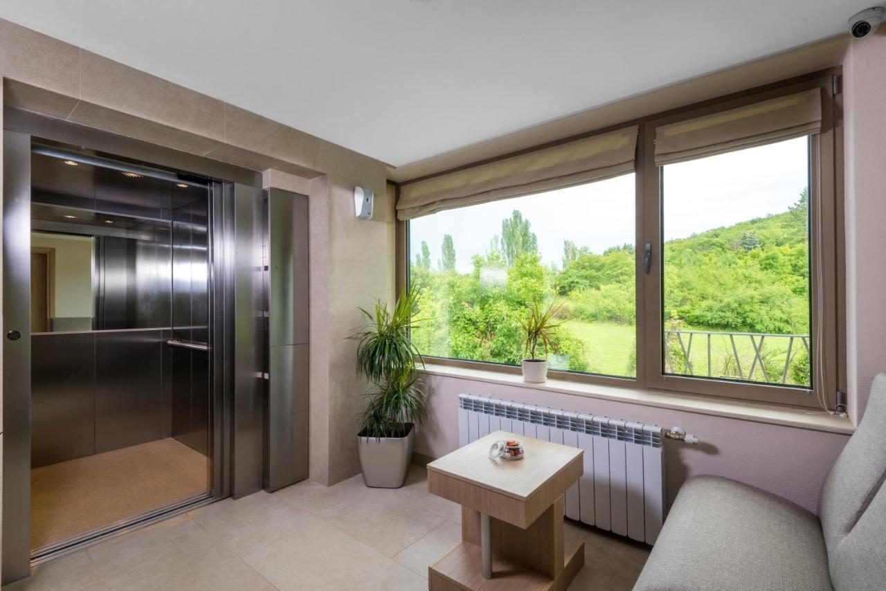 Hotel & Relax Zone Cattleya كروشونا المظهر الخارجي الصورة