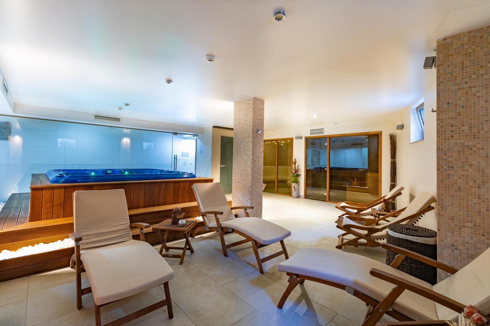 Hotel & Relax Zone Cattleya كروشونا المظهر الخارجي الصورة